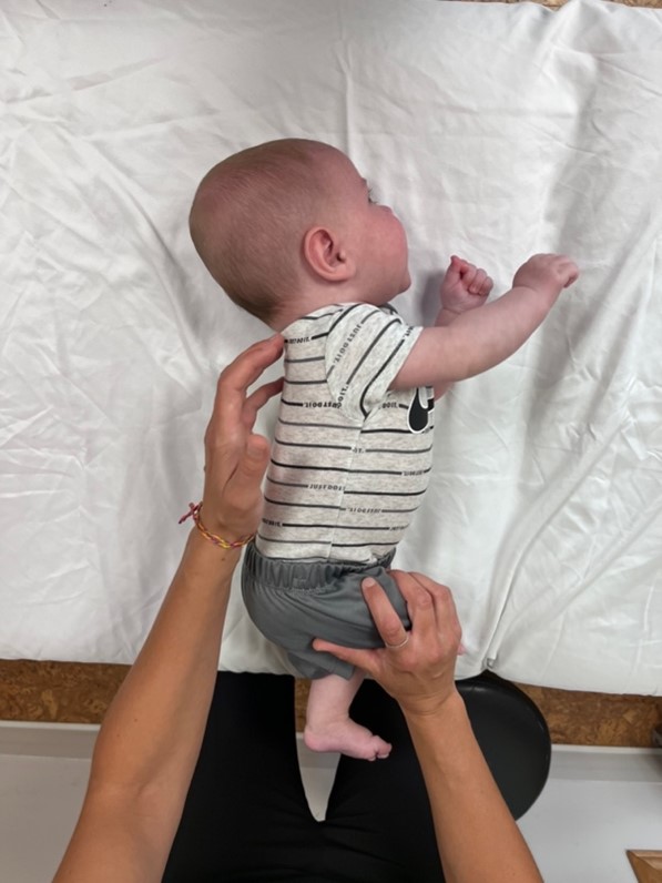 Aider le bébé dans le transfert du dos au ventre